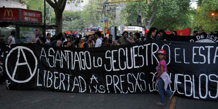 Fotogalería: un centenar de mendocinos marchó por Santiago Maldonado