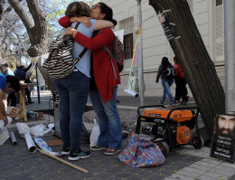 imagen Más de 500 becarios despedidos se manifiestan frente a la legislatura. FOTO: Victoria Gaitán