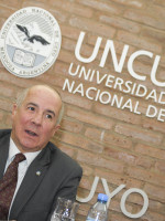 Pipo trajo sus tesoros a la cucha radial del Bobi