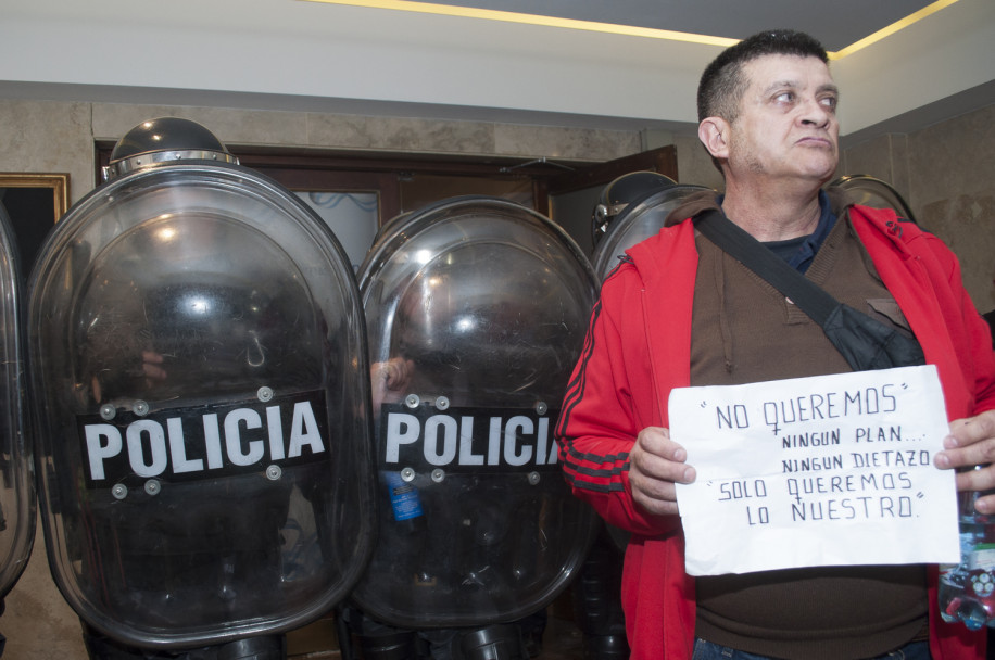 imagen Expolicías se cruzaron con la Infantería