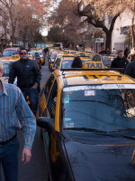 Los taxistas buscan subir la tarifa