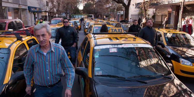 Los taxistas buscan subir la tarifa