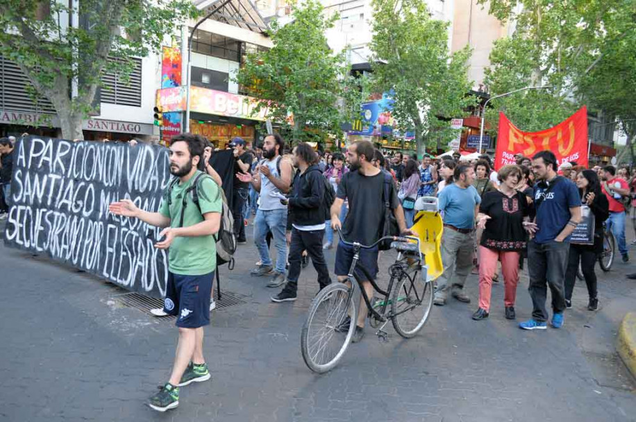 imagen Fotogalería: un centenar de mendocinos marchó por Santiago Maldonado