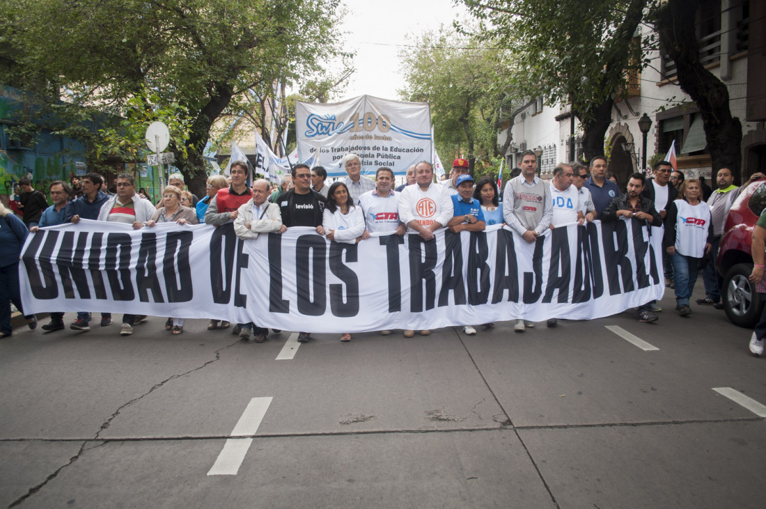 Una reunión que le complica el 1 de mayo a Cornejo