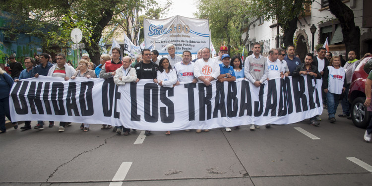 Una reunión que le complica el 1 de mayo a Cornejo