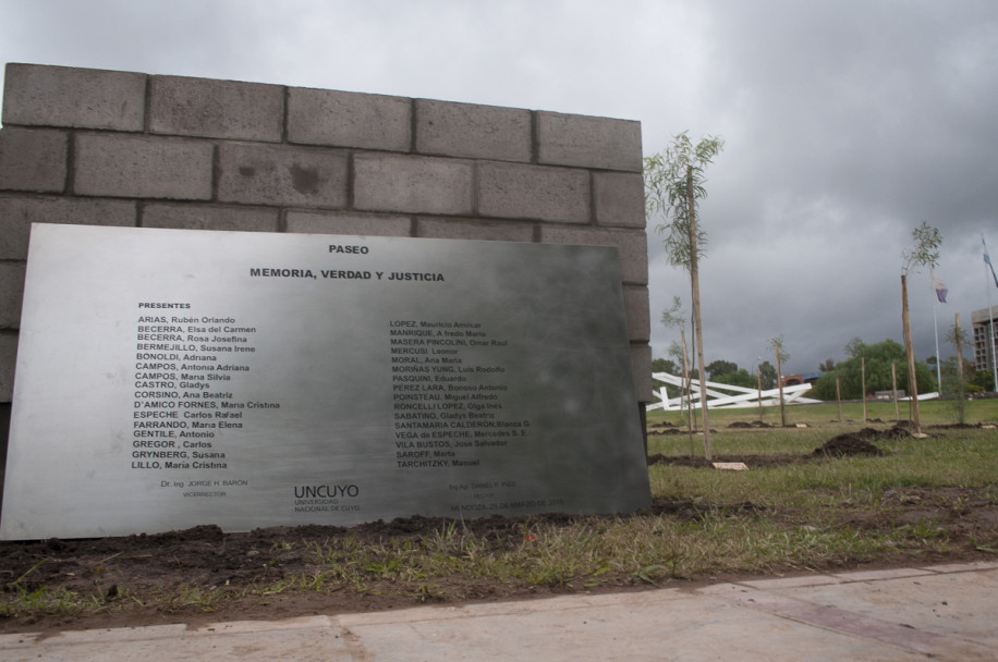 imagen Los 32 árboles de la memoria