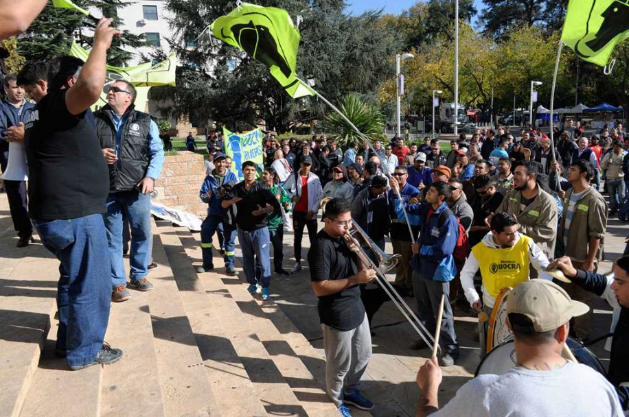 imagen En imágenes: marcha pro fracking a Casa de Gobierno