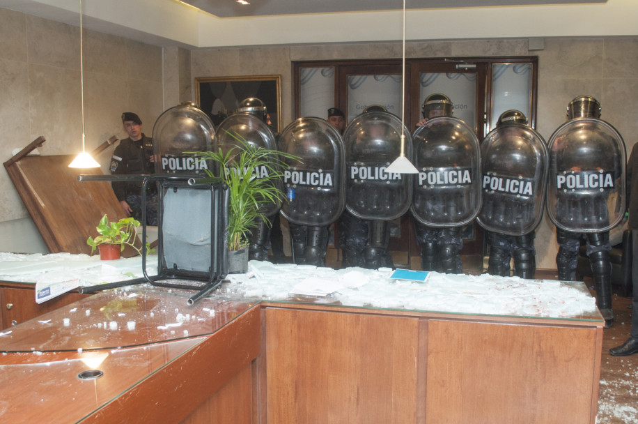 imagen Expolicías se cruzaron con la Infantería