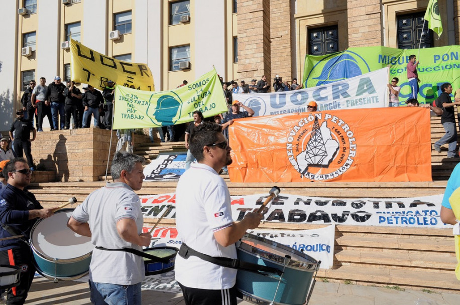 imagen En imágenes: marcha pro fracking a Casa de Gobierno