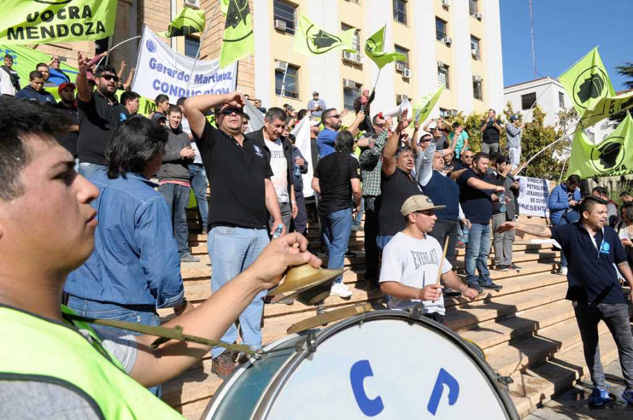 imagen En imágenes: marcha pro fracking a Casa de Gobierno