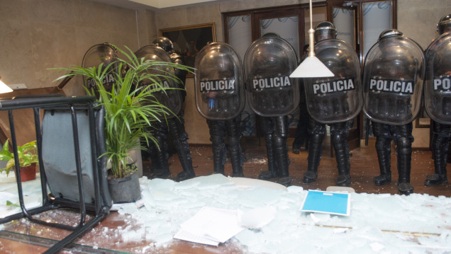 imagen Expolicías se cruzaron con la Infantería