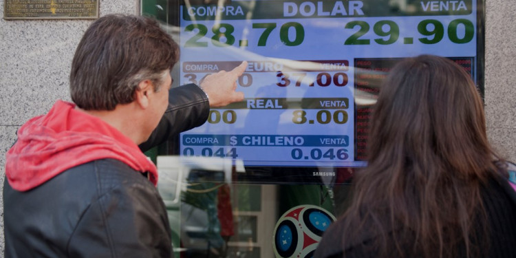 Dólar: los mendocinos siguen comprando pese a las subas