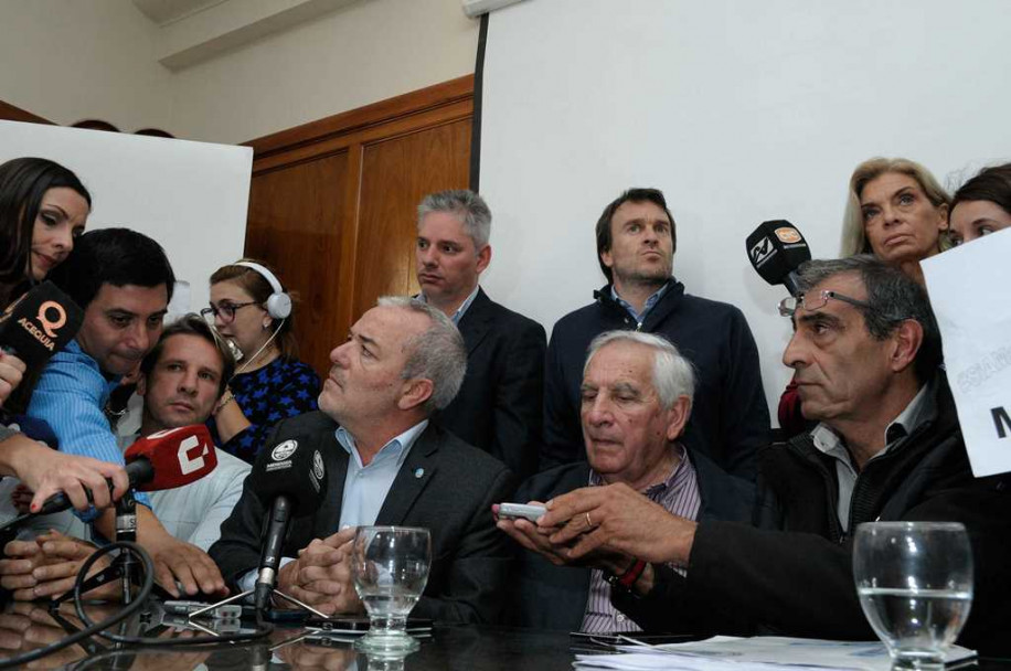 imagen En imágenes: marcha pro fracking a Casa de Gobierno