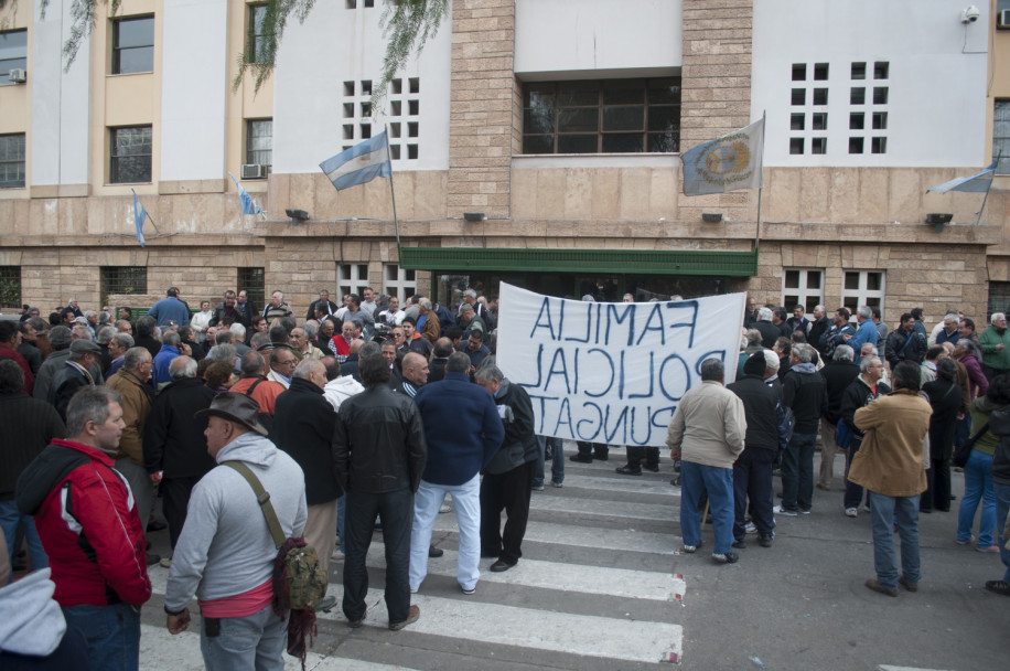 imagen Expolicías se cruzaron con la Infantería