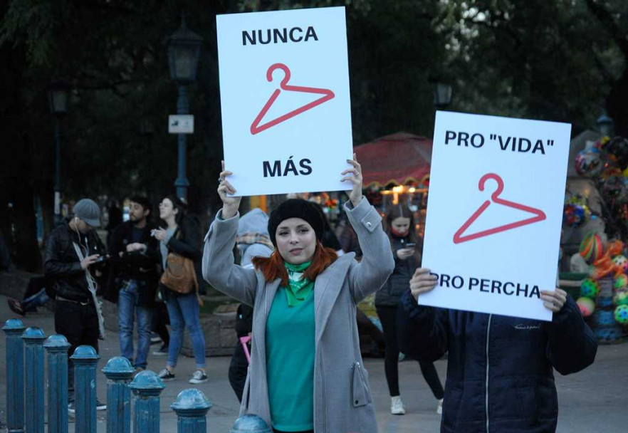 imagen Una plaza verde, una vereda celeste