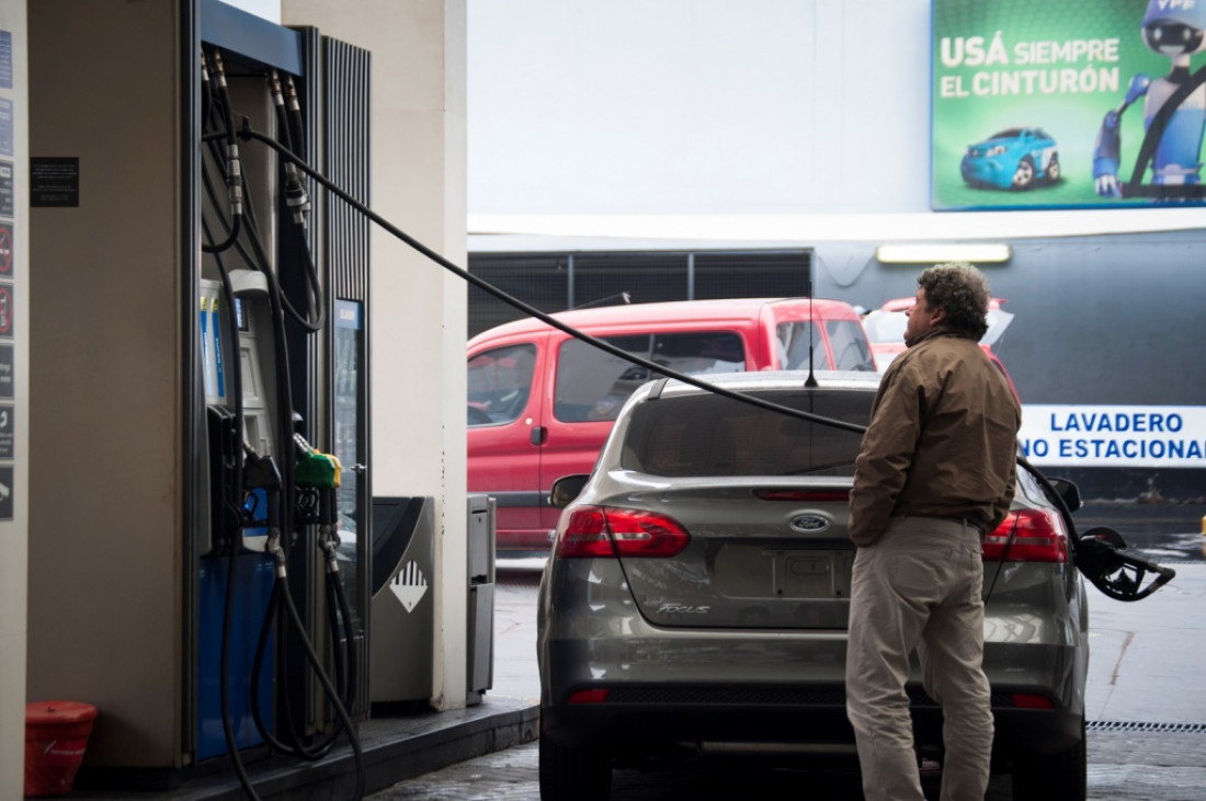 La nafta subió otra vez y el litro ya superó al dólar