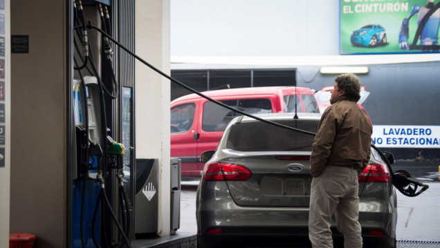 imagen La nafta subió otra vez y el litro ya superó al dólar