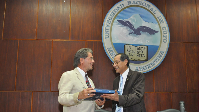 imagen Honoris Causa para Van Dijk por sus aportes contra el racismo