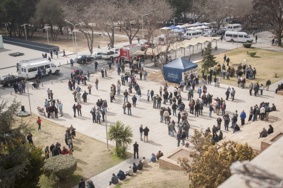 imagen Expolicías se cruzaron con la Infantería