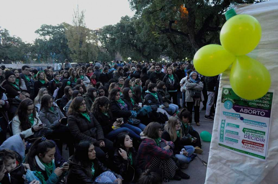 imagen Una plaza verde, una vereda celeste