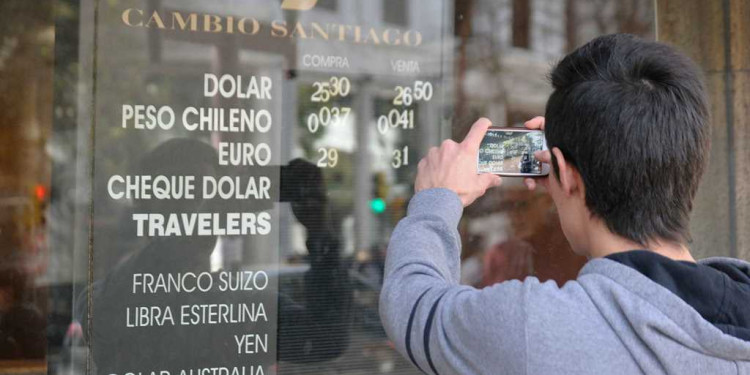 El dólar superó en Mendoza la barrera de los $ 26