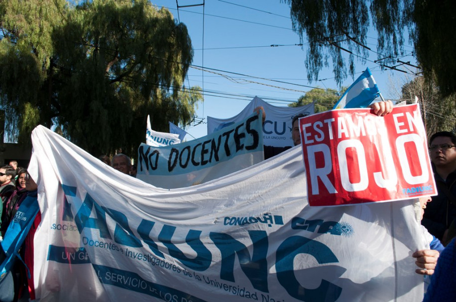 imagen Fotogalería: la UNCUYO marcha por la educación pública