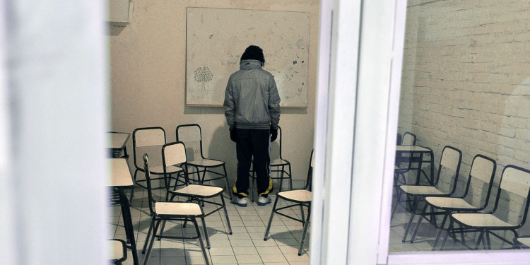 De pie: estudiar bajo encierro