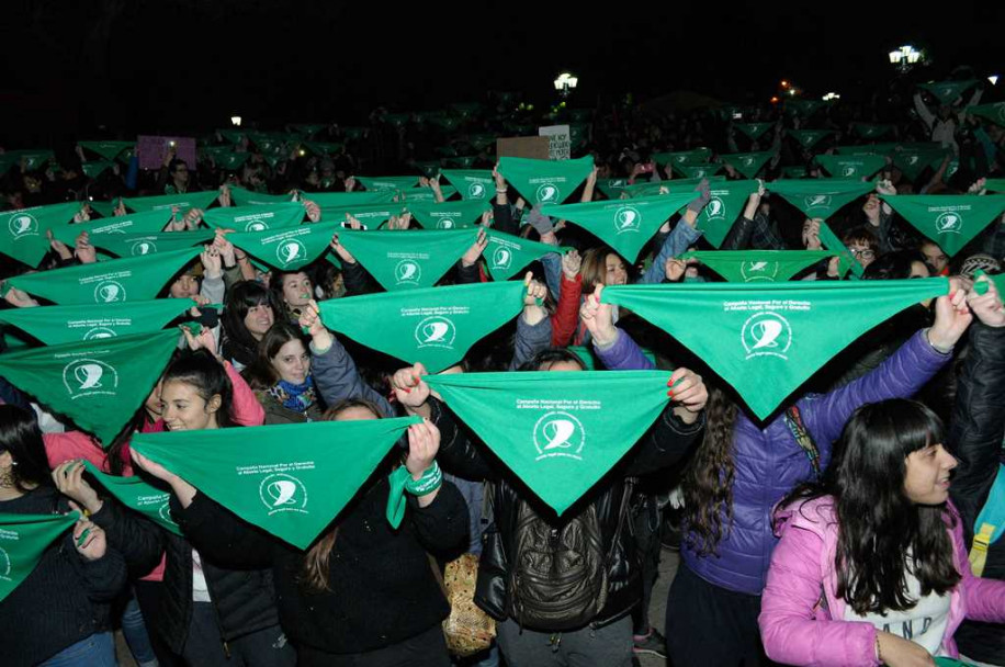 imagen Una plaza verde, una vereda celeste