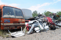 imagen Partes de autos junto a los escombros