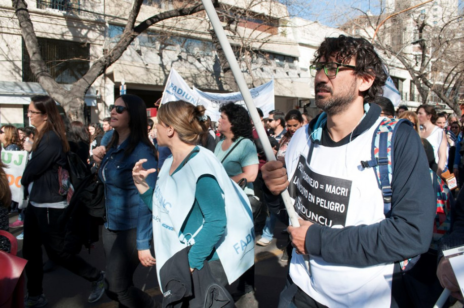 imagen Fotogalería: la UNCUYO marcha por la educación pública