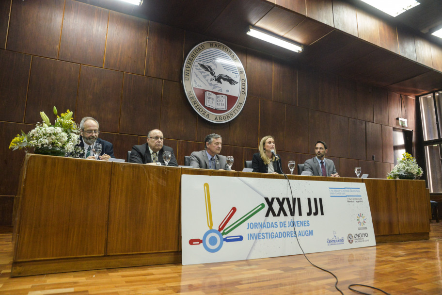 imagen Masiva cumbre de jóvenes investigadores en la UNCUYO
