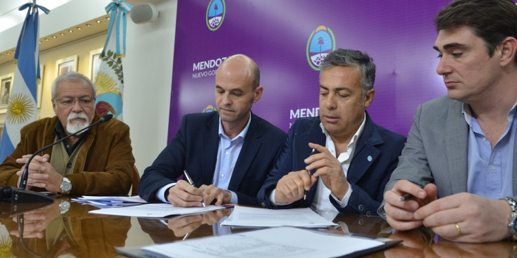 Cornejo presentó un millonario plan de obras viales