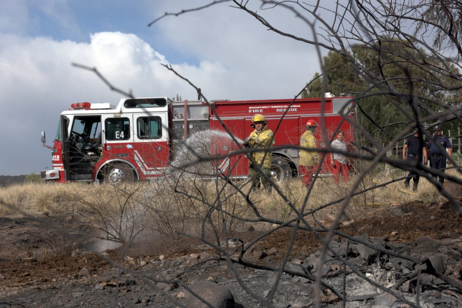 imagen Imágenes: tarea contrarreloj para apagar los incendios