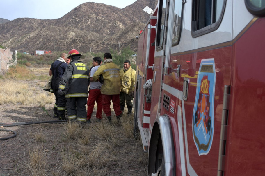 imagen Imágenes: tarea contrarreloj para apagar los incendios