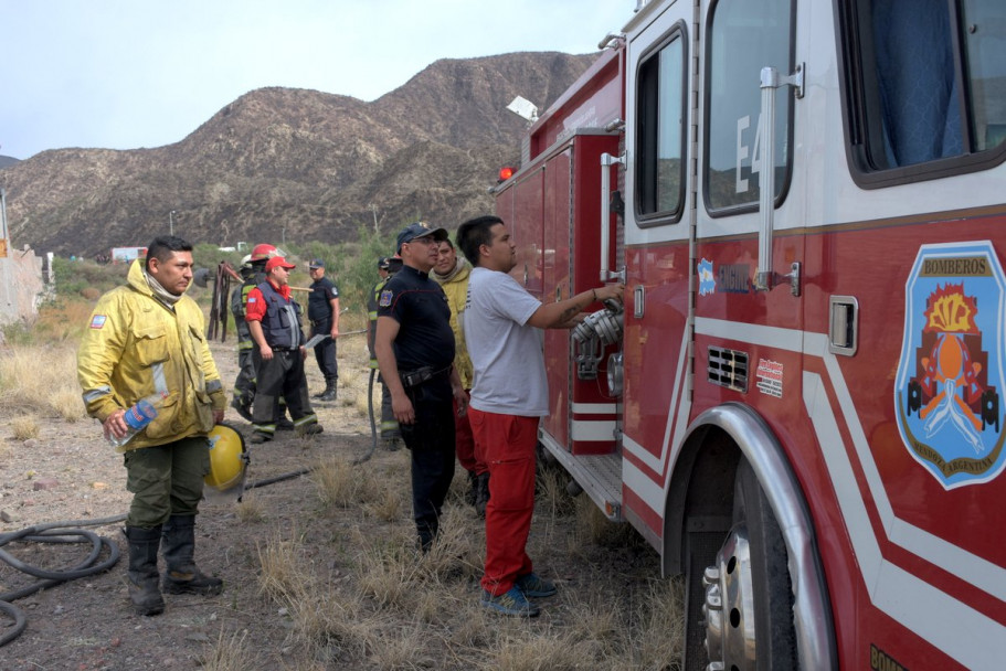 imagen Imágenes: tarea contrarreloj para apagar los incendios