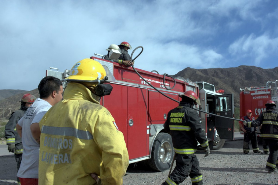 imagen Imágenes: tarea contrarreloj para apagar los incendios