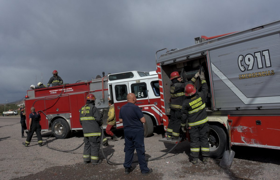 imagen Imágenes: tarea contrarreloj para apagar los incendios