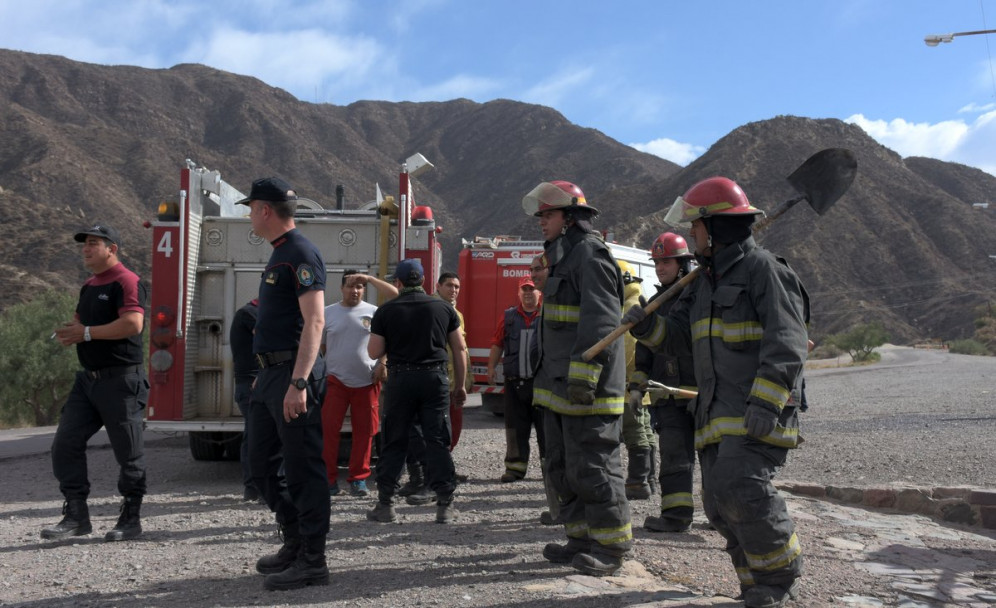 imagen Imágenes: tarea contrarreloj para apagar los incendios