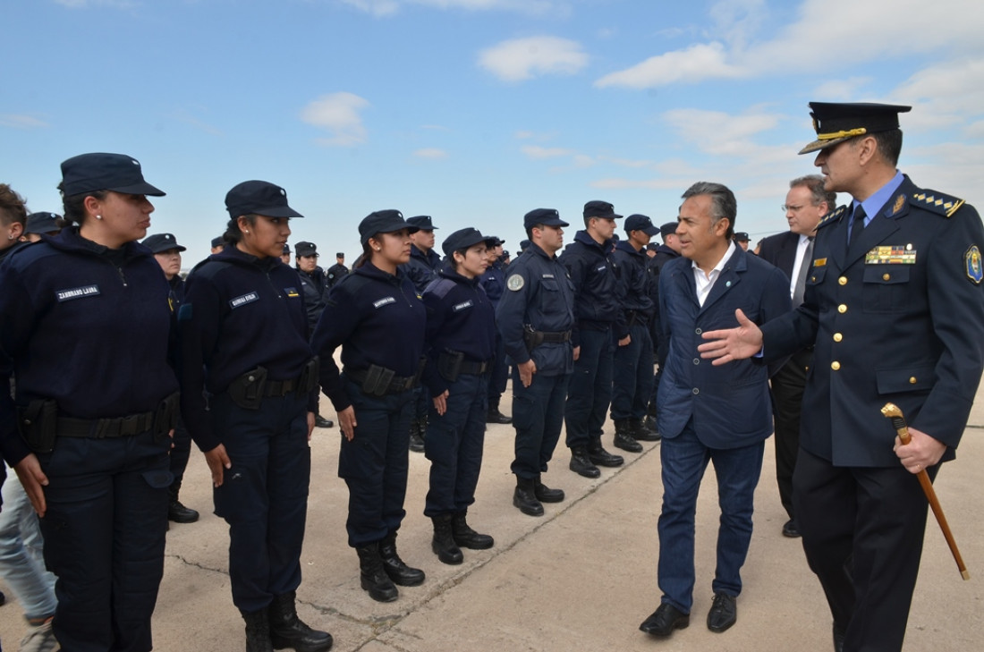 Cornejo puso en funciones a 330 policías