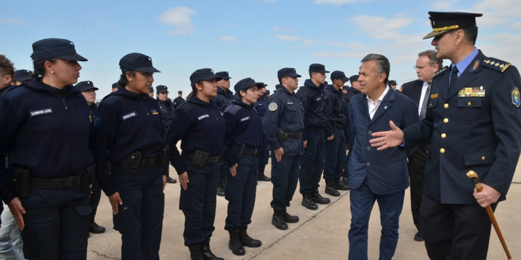 Cornejo puso en funciones a 330 policías