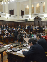 Escándalo legislativo por el aumento "por decreto" 