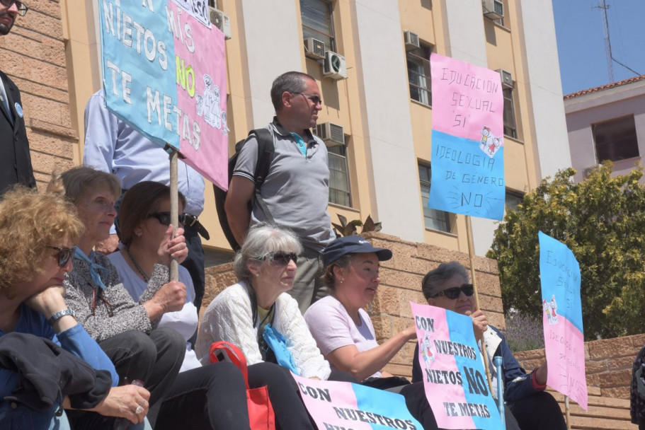 imagen Organizaciones provida acusan al Gobierno de "hormonizar" a los niños