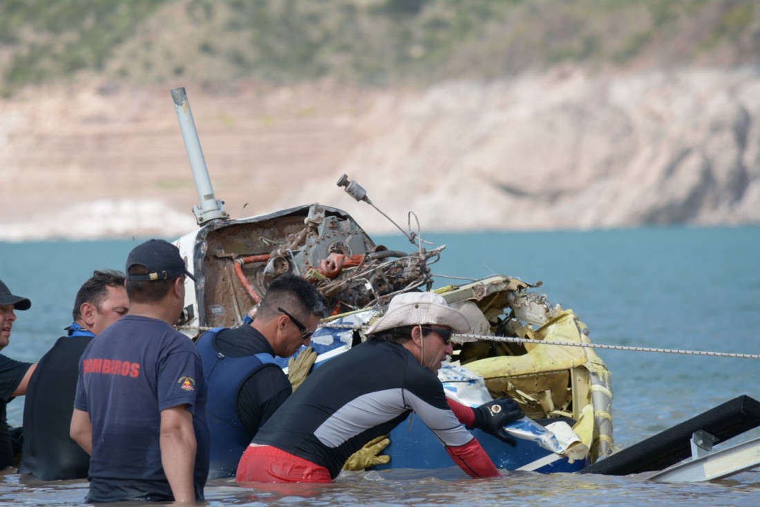 Rescataron el helicóptero caído en el dique Potrerillos