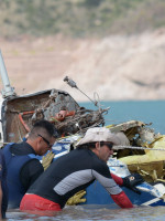 Rescataron el helicóptero caído en el dique Potrerillos