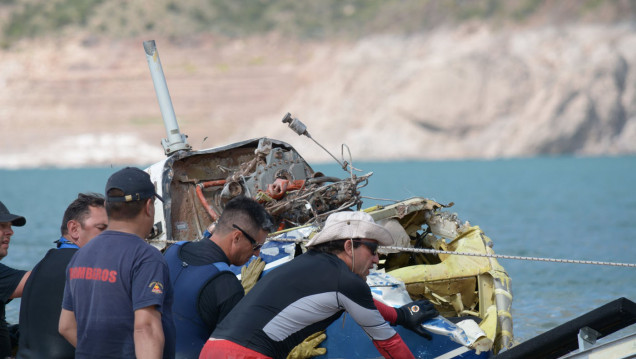 imagen Rescataron el helicóptero caído en el dique Potrerillos
