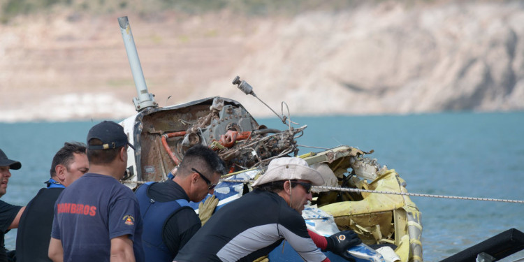 Rescataron el helicóptero caído en el dique Potrerillos