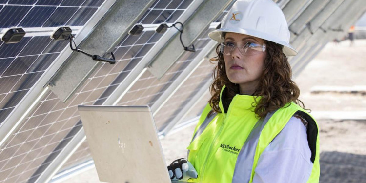 En la industria de energías renovables hay más participación de mujeres que en las de petróleo o gas