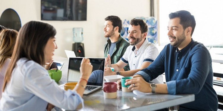 Seis de cada diez personas trabajadoras saltea comidas durante su jornada laboral por motivos económicos