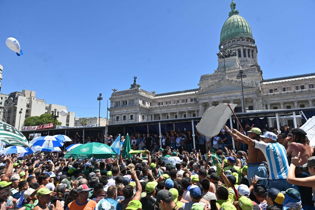 Gremios y movimientos sindicales marcharon en todo el país contra el DNU y el proyecto de ley ómnibus