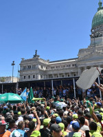 Gremios y movimientos sindicales marcharon en todo el país contra el DNU y el proyecto de ley ómnibus
